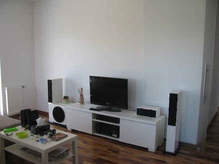 Minimalistický obývací pokoj s TV a bílým nábytkem..JPG